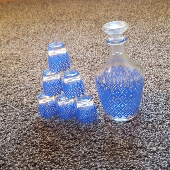 Other - Vintage Liquor decanter and 6 shot glasses